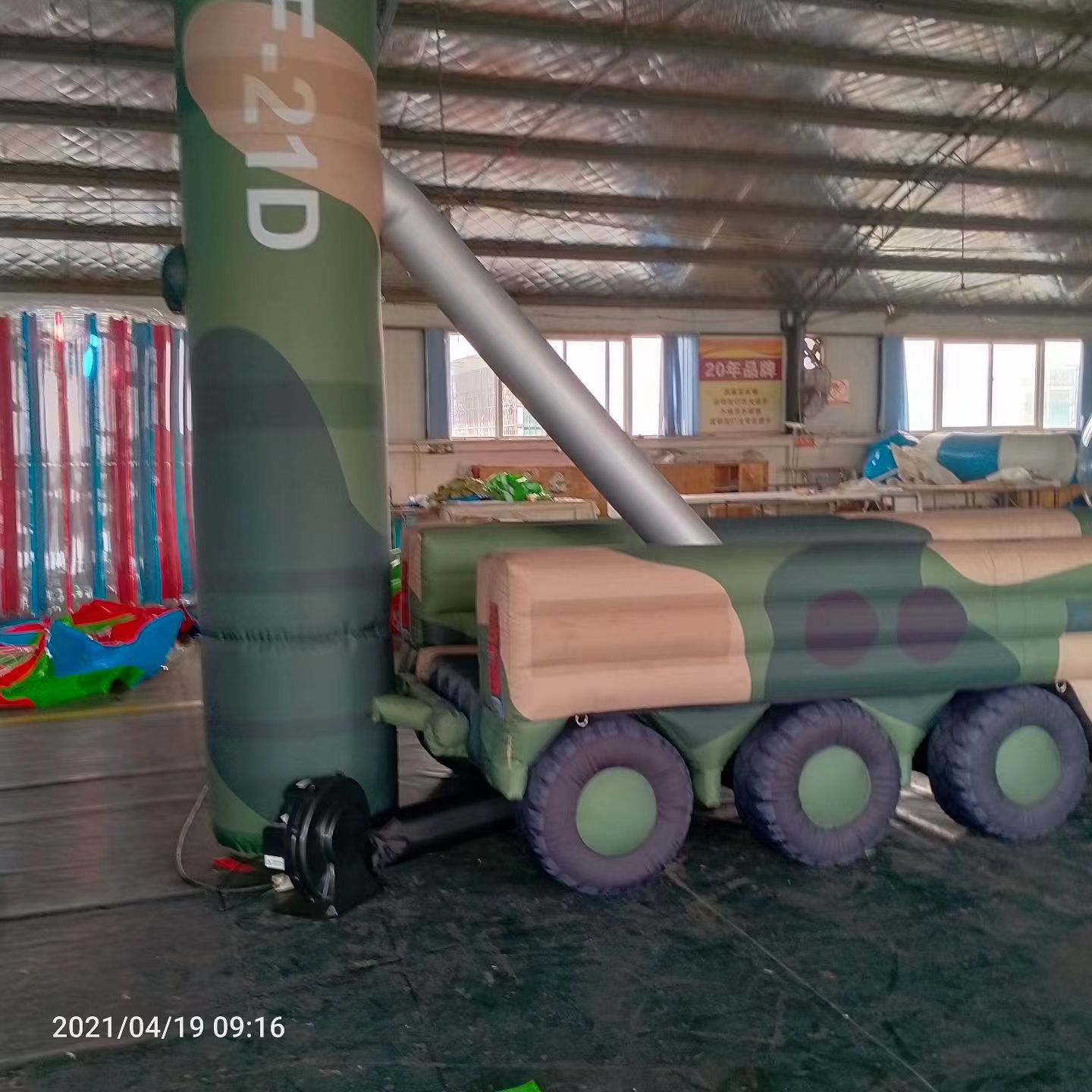 易门军事演习中的充气目标车辆：模拟发射车雷达车坦克飞机